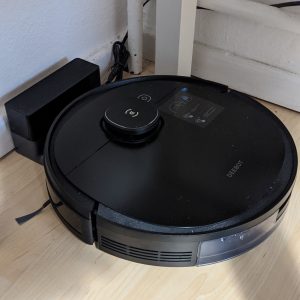 robot pembersih Ecovacs Deebot Ozmo 950 tengah mengisi daya di docking station robot pembersih Ecovacs Deebot Ozmo 950 tengah mengisi daya di docking station