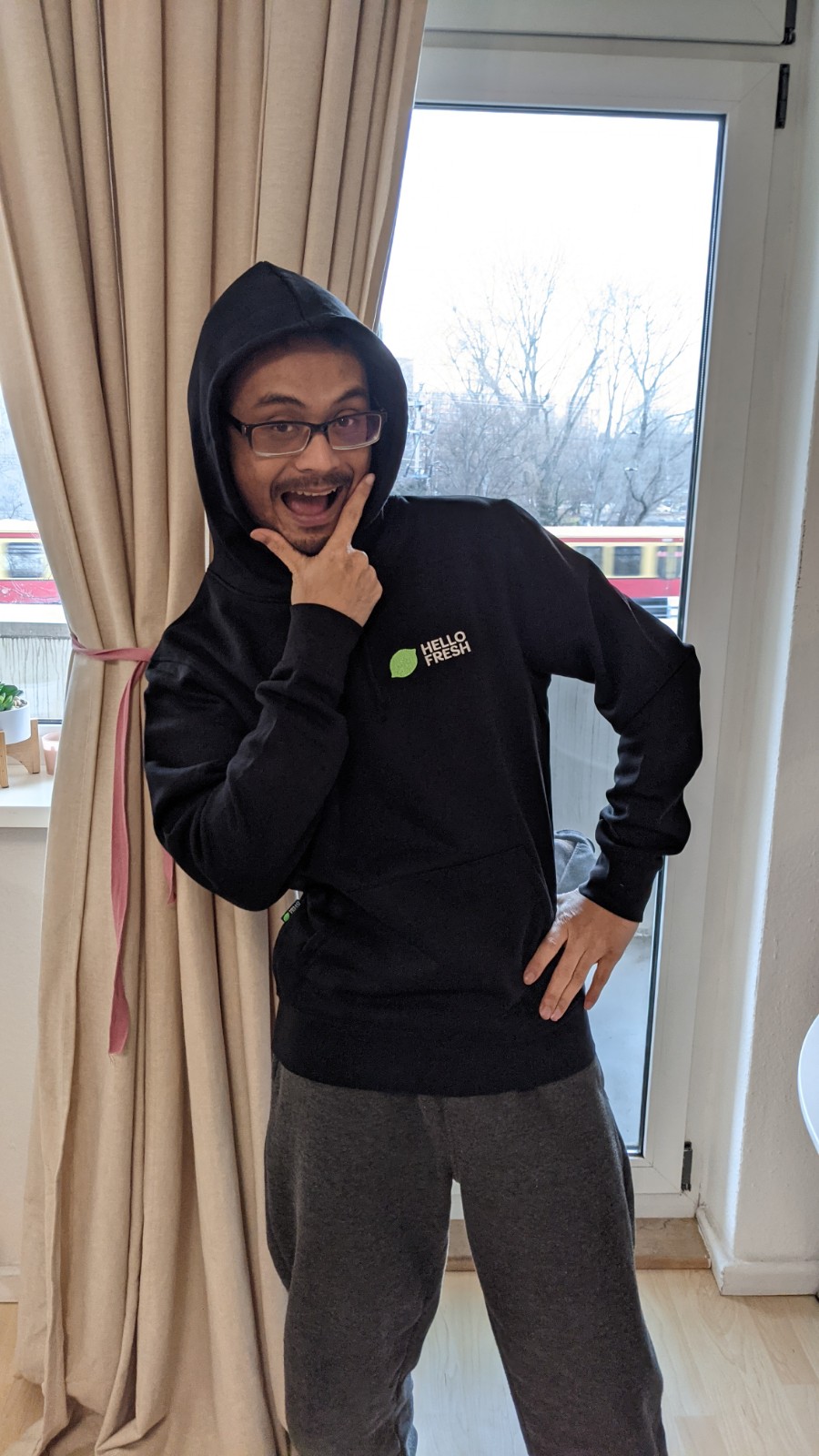 mengenakan hoodie dari HelloFresh mengenakan hoodie dari HelloFresh