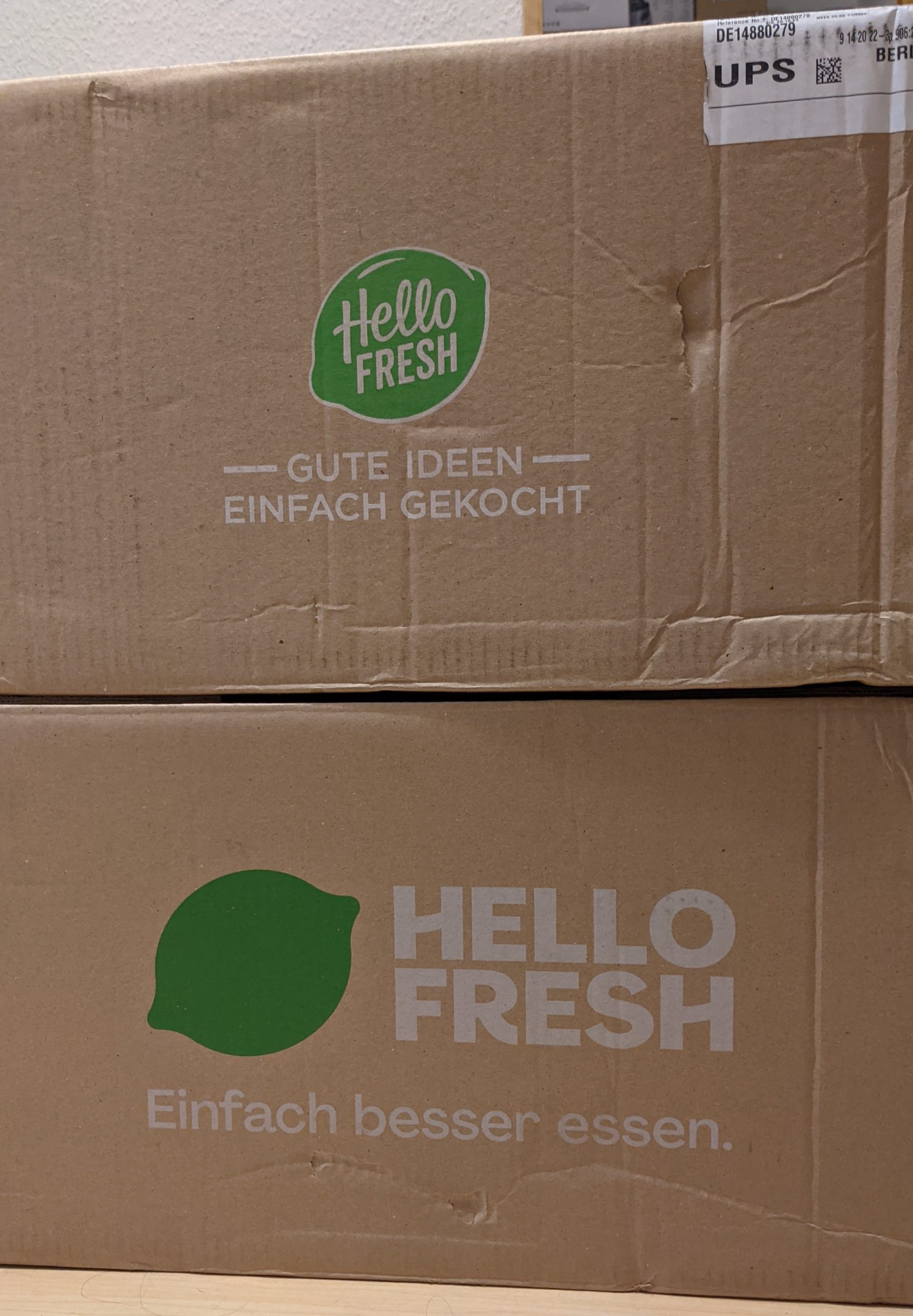 logo lama (atas) dan logo baru (bawah) pada kardus kemasan HelloFresh logo lama (atas) dan logo baru (bawah) pada kardus kemasan HelloFresh