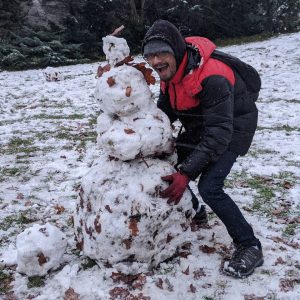 berdiri di samping manusia salju berdiri di samping manusia salju