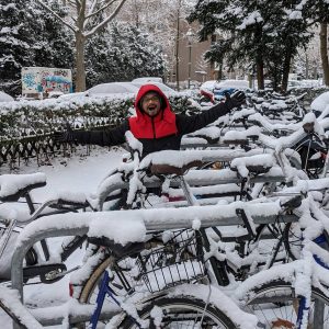 sepeda terparkir tertutup salju tebal sepeda terparkir tertutup salju tebal