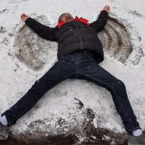 bermain salju dengan berpose malaikat (angel pose) bermain salju dengan berpose malaikat (angel pose)