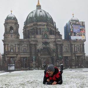 berpose di atas salju di depan Berliner Dom berpose di atas salju di depan Berliner Dom