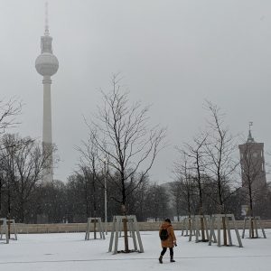 menara televisi Fernsehturm terlihat menjulang di tengah salju menara televisi Fernsehturm terlihat menjulang di tengah salju