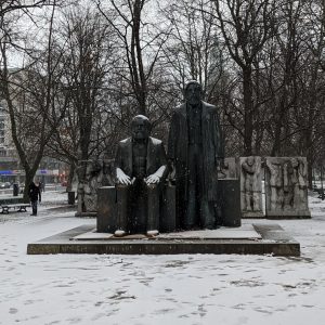 patung Karl Marx dan Friedrich Engels patung Karl Marx dan Friedrich Engels