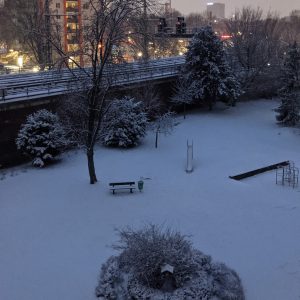 salju tebal di pada pukul 07.17 di taman belakang salju tebal di pada pukul 07.17 di taman belakang