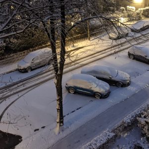 jalanan depan dan mobil tertutup salju pada pukul 07.17 jalanan depan dan mobil tertutup salju pada pukul 07.17