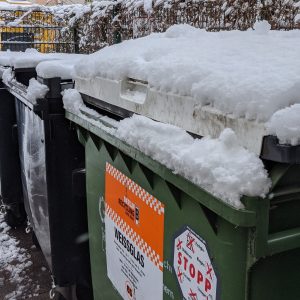 salju tebal menutupi bak sampah salju tebal menutupi bak sampah