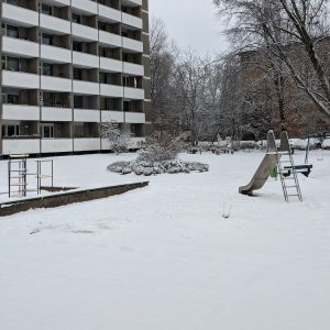 salju tebal menutupi taman belakang tempat tinggal kami salju tebal menutupi taman belakang tempat tinggal kami
