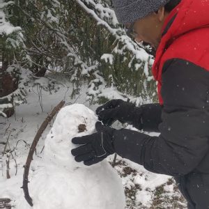 memasang hiasan ke boneka salju memasang hiasan ke boneka salju