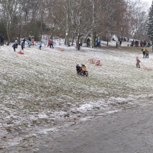 anak-anak bermain seluncur salju di Volkspark Friedrichshain anak-anak bermain seluncur salju di Volkspark Friedrichshain