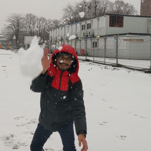 bermain lempar-lemparan bola salju