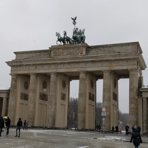 Brandenburger Tor di tengah hujan salju Brandenburger Tor di tengah hujan salju