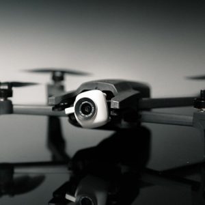 kamera drone, foto oleh Jakob Owens di Unsplash