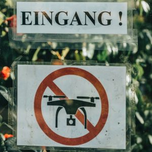 dilarang menerbangkan drone, foto oleh Jonathan Kemper di Unsplash