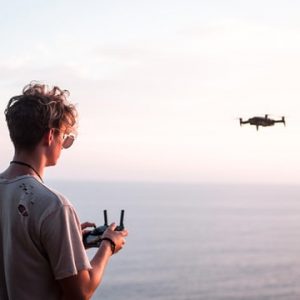 jangkauan terbang drone, foto oleh William Bayreuther di Unsplash