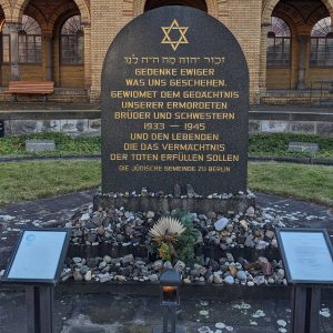 prasasti peringatan di pintu masuk prasasti peringatan di pintu masuk