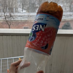 minuman teh dalam botol membeku dan menjadi es teh (dalam) botol