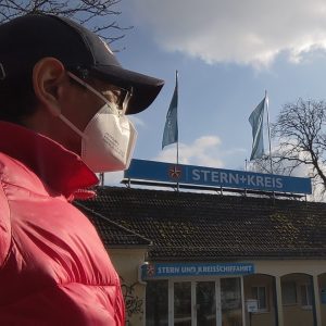 duduk-duduk menikmati sinar matahari duduk-duduk menikmati sinar matahari