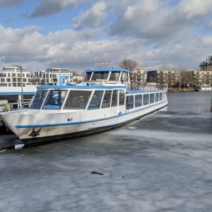 dermaga kapal Treptower yang sebagian airnya masih membeku dermaga kapal Treptower yang sebagian airnya masih membeku