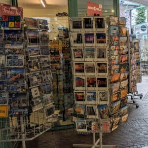 kartu pos dijual di toko suvenir