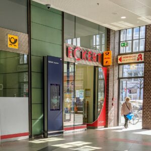 kantor pos Deutsche Post di Stasiun Friedrichstra&szlig;e