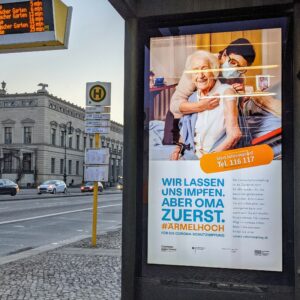 iklan vaksinasi di Jerman di halte bus Staatsoper iklan vaksinasi di Jerman di halte bus Staatsoper