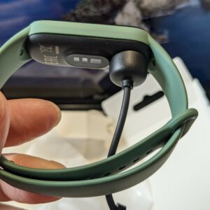 mengisi daya Amazfit Band 5 mengisi daya Amazfit Band 5