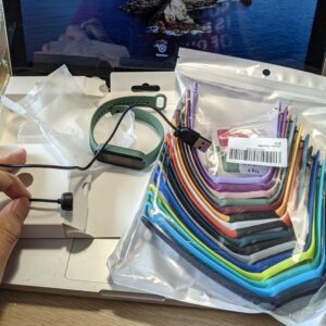 seluruh isi kemasan Amazfit Band 5 dan gelang pengganti seluruh isi kemasan Amazfit Band 5 dan gelang pengganti