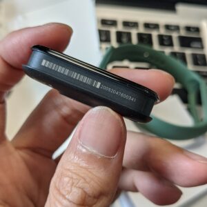 nomor seri perangkat tertulis di samping nomor seri perangkat tertulis di samping