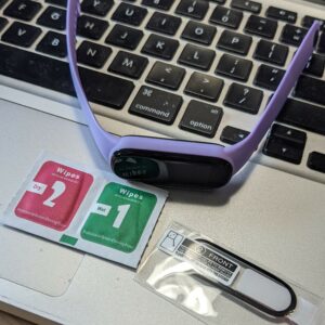 memasang lapisan pelindung Amazfit Band 5 memasang lapisan pelindung Amazfit Band 5