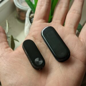 Xiaomi Mi Band 2 di kiri dan Amazfit Band 5 di kanan Xiaomi Mi Band 2 di kiri dan Amazfit Band 5 di kanan