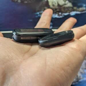 perbandingan ketebalan Xiaomi Mi Band 2 dan Amazfit Band 5 perbandingan ketebalan Xiaomi Mi Band 2 dan Amazfit Band 5