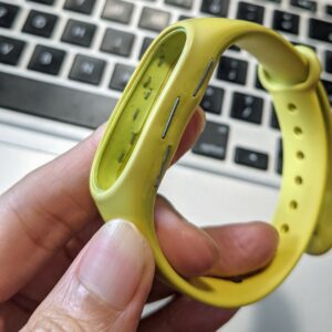 melakukan perbaikan tali gelang Xiaomi Mi Band 2 dengan pengokot melakukan perbaikan tali gelang Xiaomi Mi Band 2 dengan pengokot