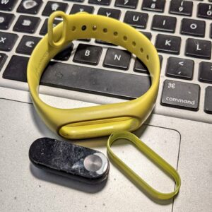 tali gelang Xiaomi Mi Band 2 yang rusak tali gelang Xiaomi Mi Band 2 yang rusak