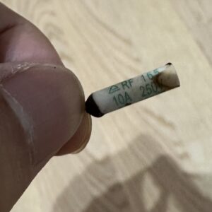 sekering termal 230V 10A 165 yang hancur sekering termal 230V 10A 165 yang hancur