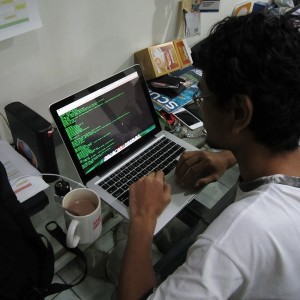 menggunakan MacBook Pro