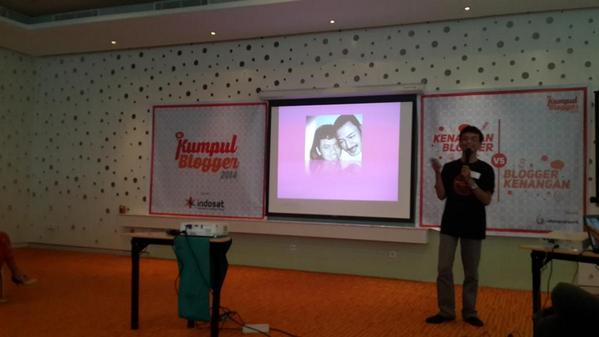 saya membawakan materi Meme & Blog, foto oleh @harrismaul