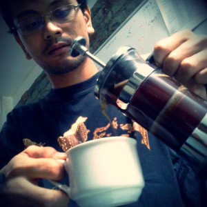 Menuang kopi dari french press