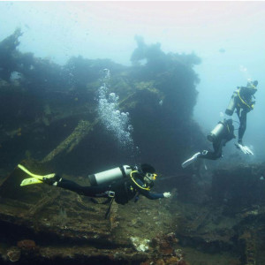 Penyelam di USAT Liberty, Tulamben. Sumber foto: REUTERS/David Loh