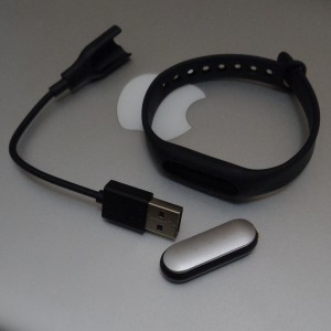 Xiaomi Mi Band, gelang, dan pengisi daya USB