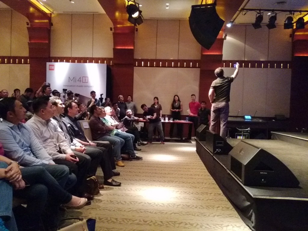 Hugo Barra selfie dengan Xiaomi Mi 4i