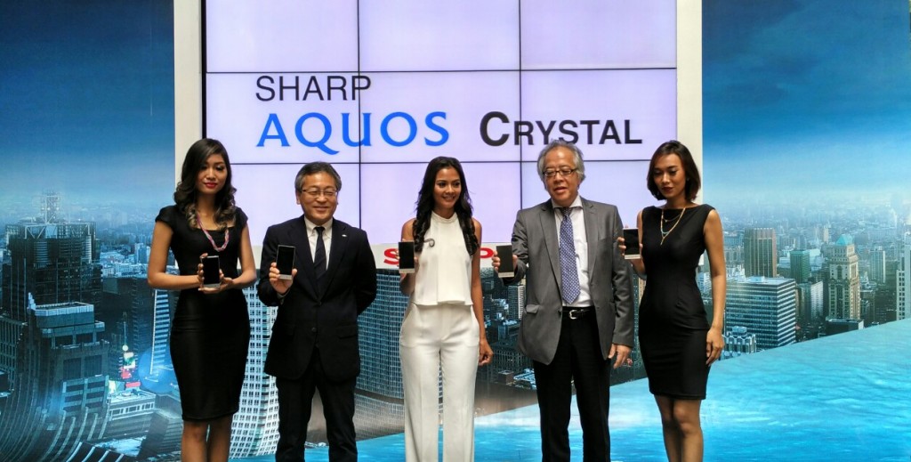 Fumihiro Irie, Presiden Direktur PT Sharp Electronics Indonesia (kedua dari kanan); Ully Triani, Brand Ambassador SHARP Aquos Crystal (tengah); dan Junichi Iwaki, Unit Deputy General Manager, Personal Communication Systems Unit 3, Communication System Division, Sharp Corporation Japan (kedua dari kiri) meluncurkan Sharp AQUOS Crystal, pada 28 Mei 2015 di Mal Kota Kasablanka