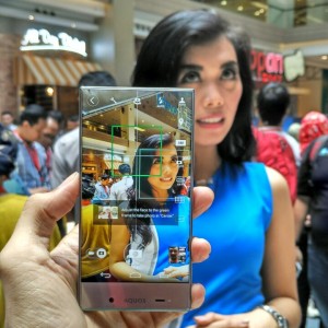 gambar tajam kamera dan layar Sharp AQUOS Crystal